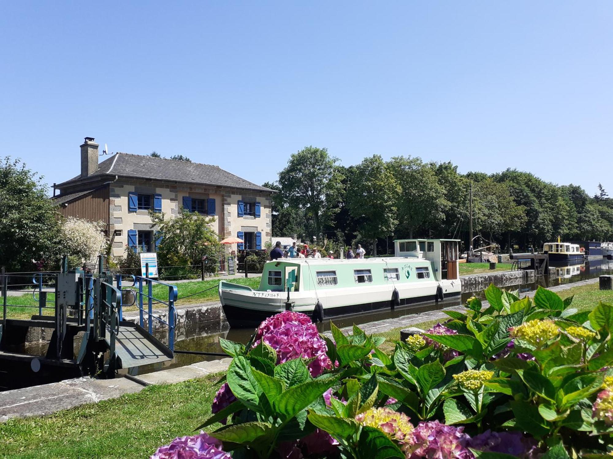 Ille Flottante, Maison Eclusiere Et Hebergements Insolites Sur Le Canal Hede-Bazouges Exterior foto