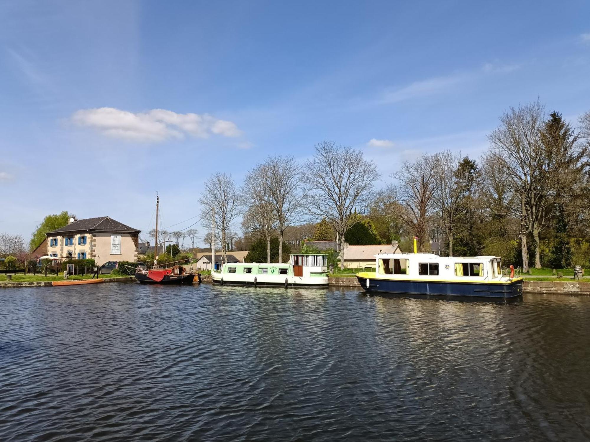 Ille Flottante, Maison Eclusiere Et Hebergements Insolites Sur Le Canal Hede-Bazouges Exterior foto